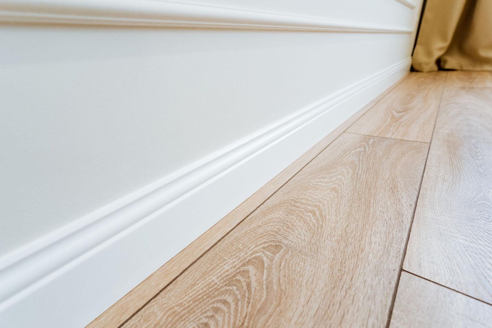 Detailed cornice moulding in white and green